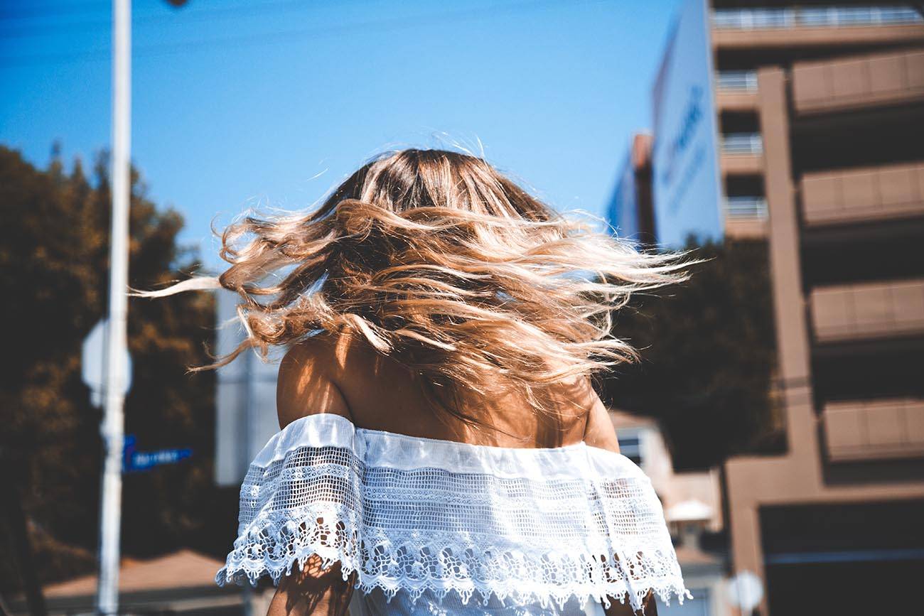 Cabelo loiro longo em movimento