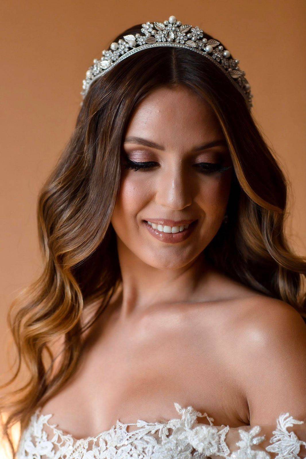 Noiva com tiara e maquiagem produzida no Spaço Capital