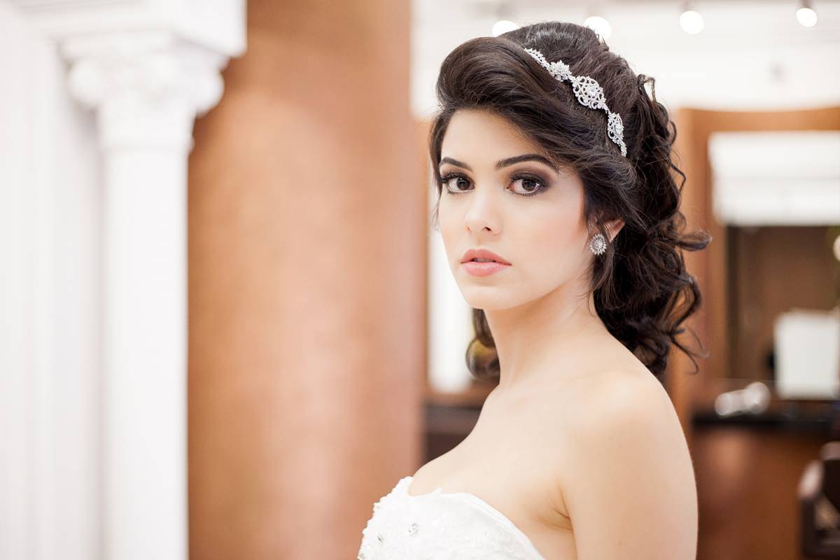 Noiva com penteado preso e tiara