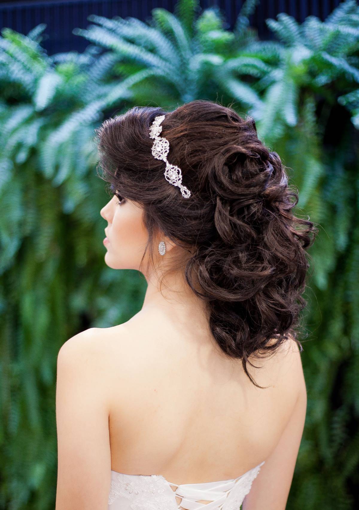 Detalhe do penteado preso visto por trás