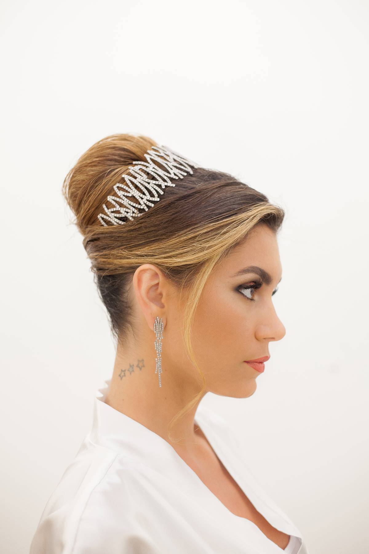 Coque alto com tiara de brilhantes