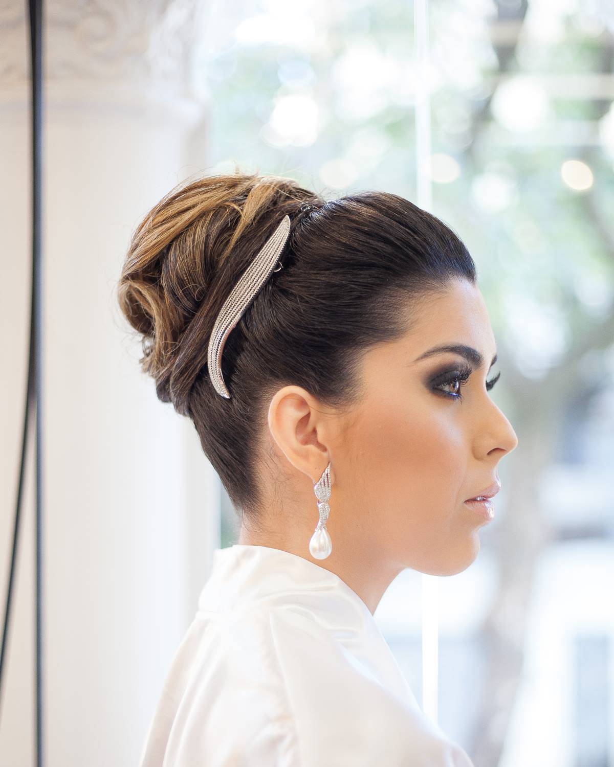 Penteado preso visto de perfil