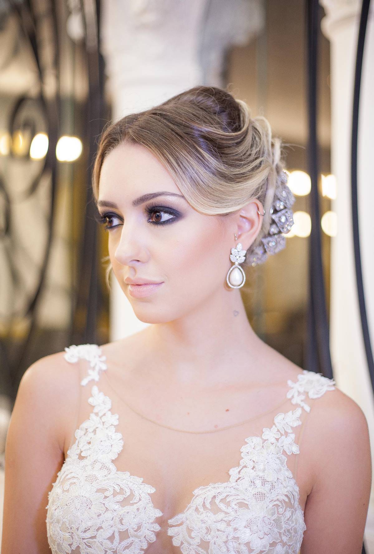 Penteado preso com aplique de brilhantes