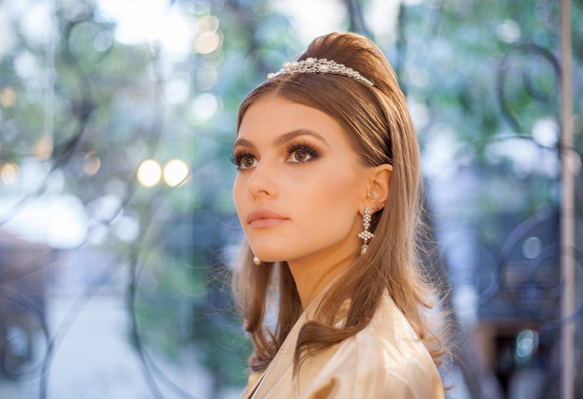 Cabelo longo com tiara e ondas