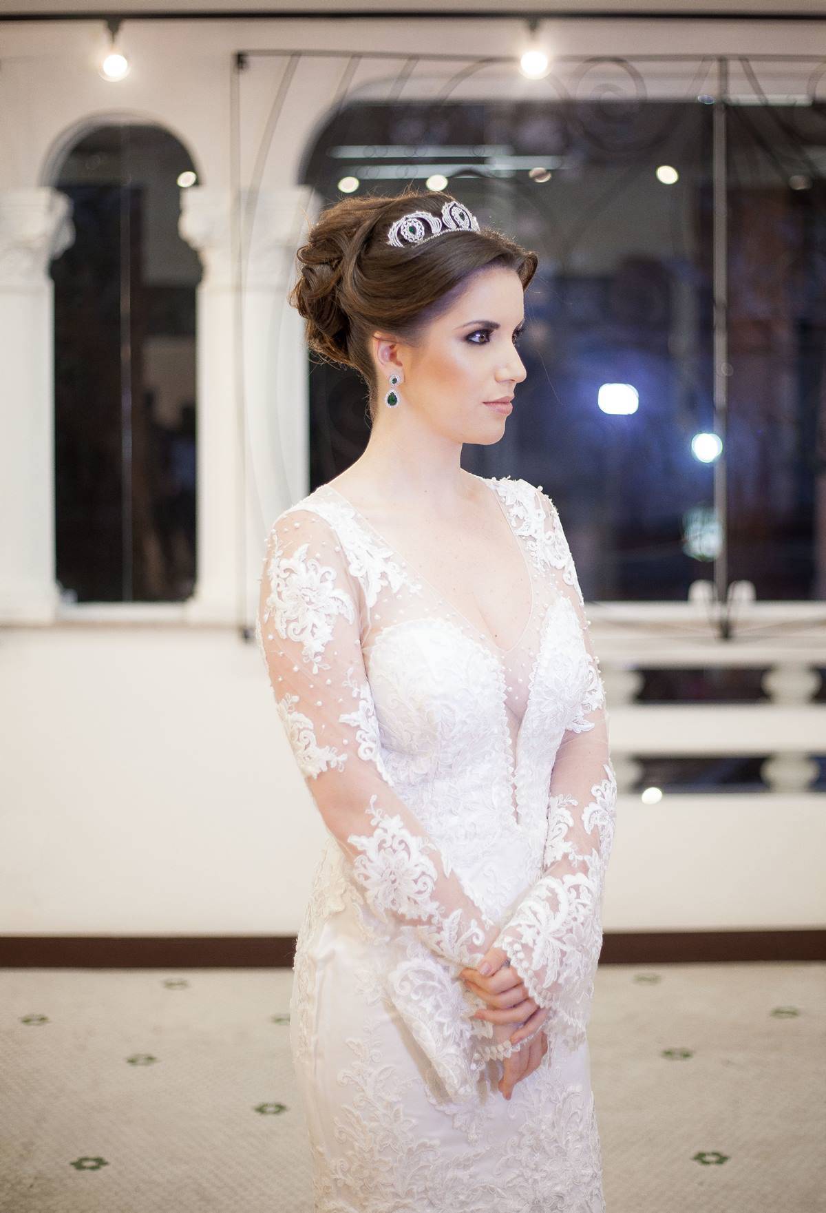 Noiva com penteado preso em vestido de renda