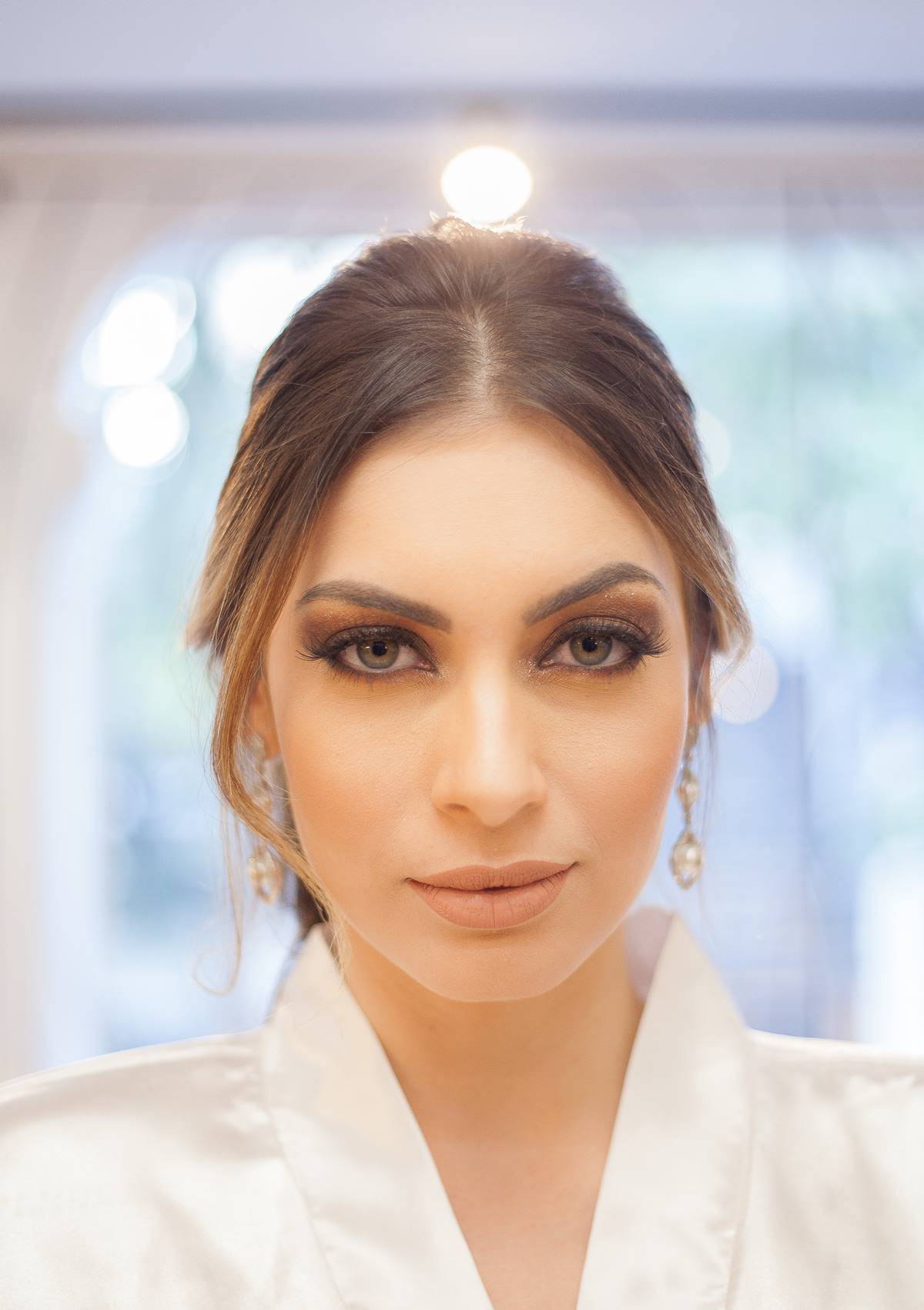 Noiva de robe com maquiagem pronta