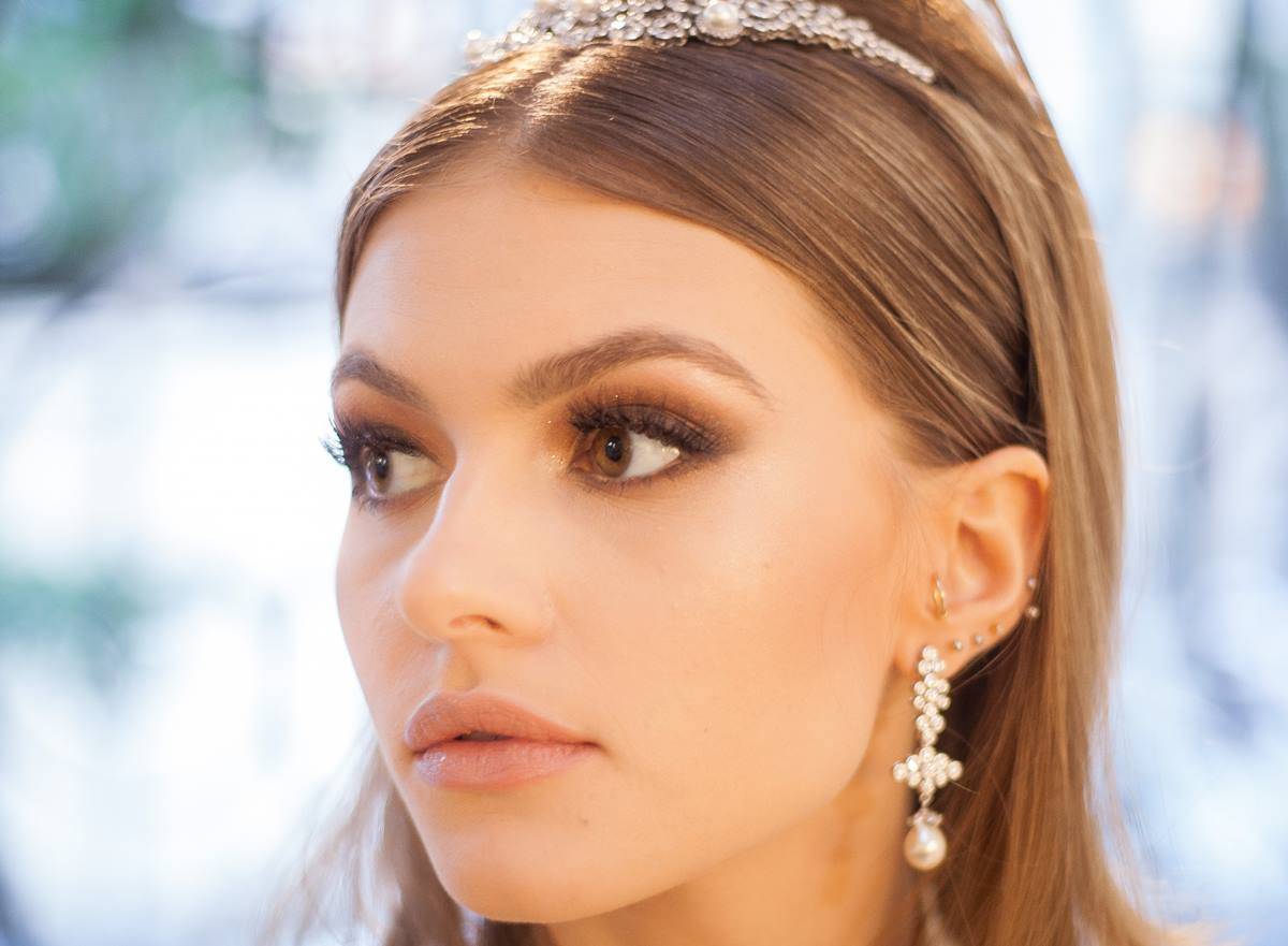 Detalhe do penteado e do brinco da noiva