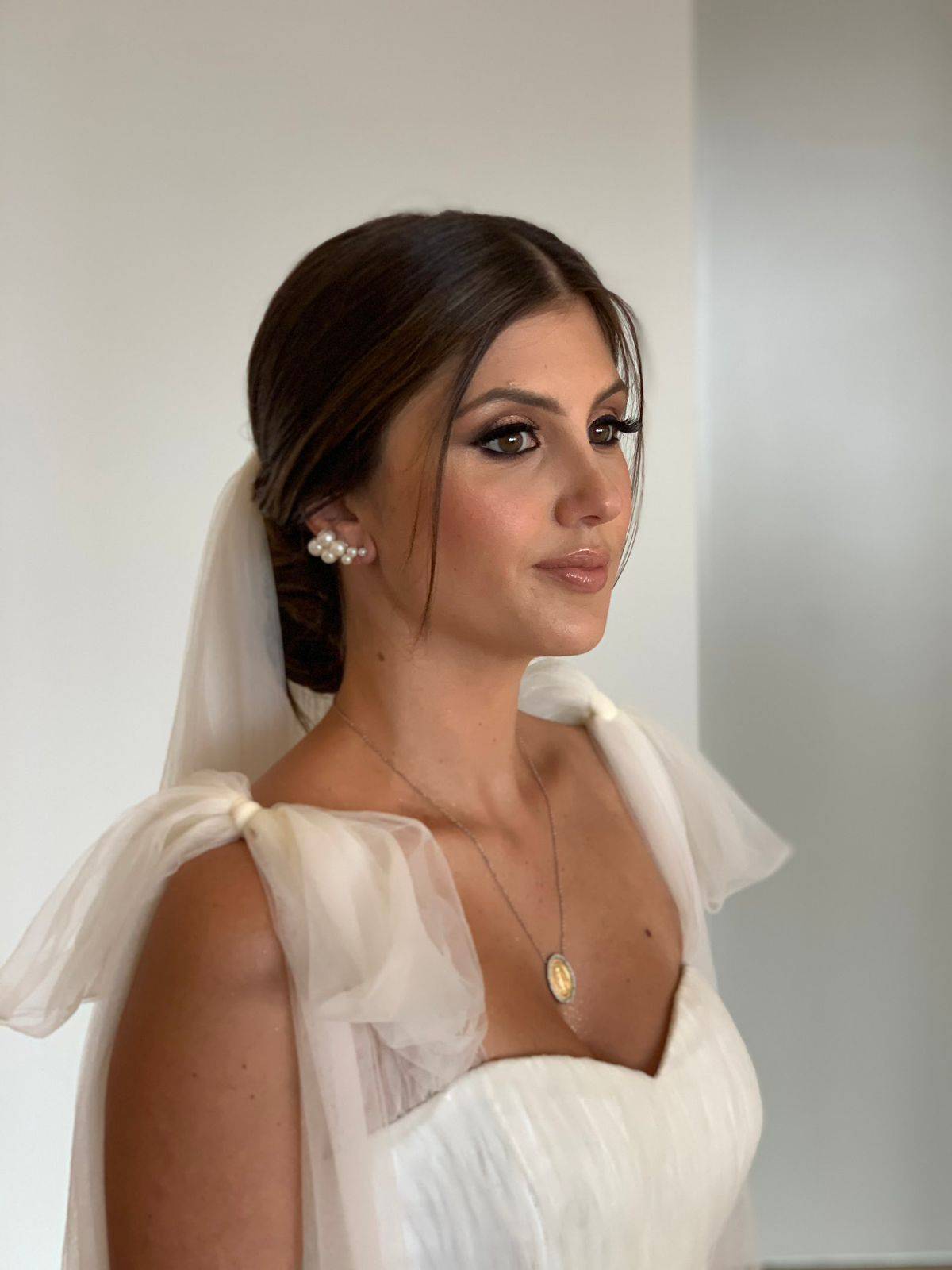Noiva com véu e penteado preso feito no Spaço Capital