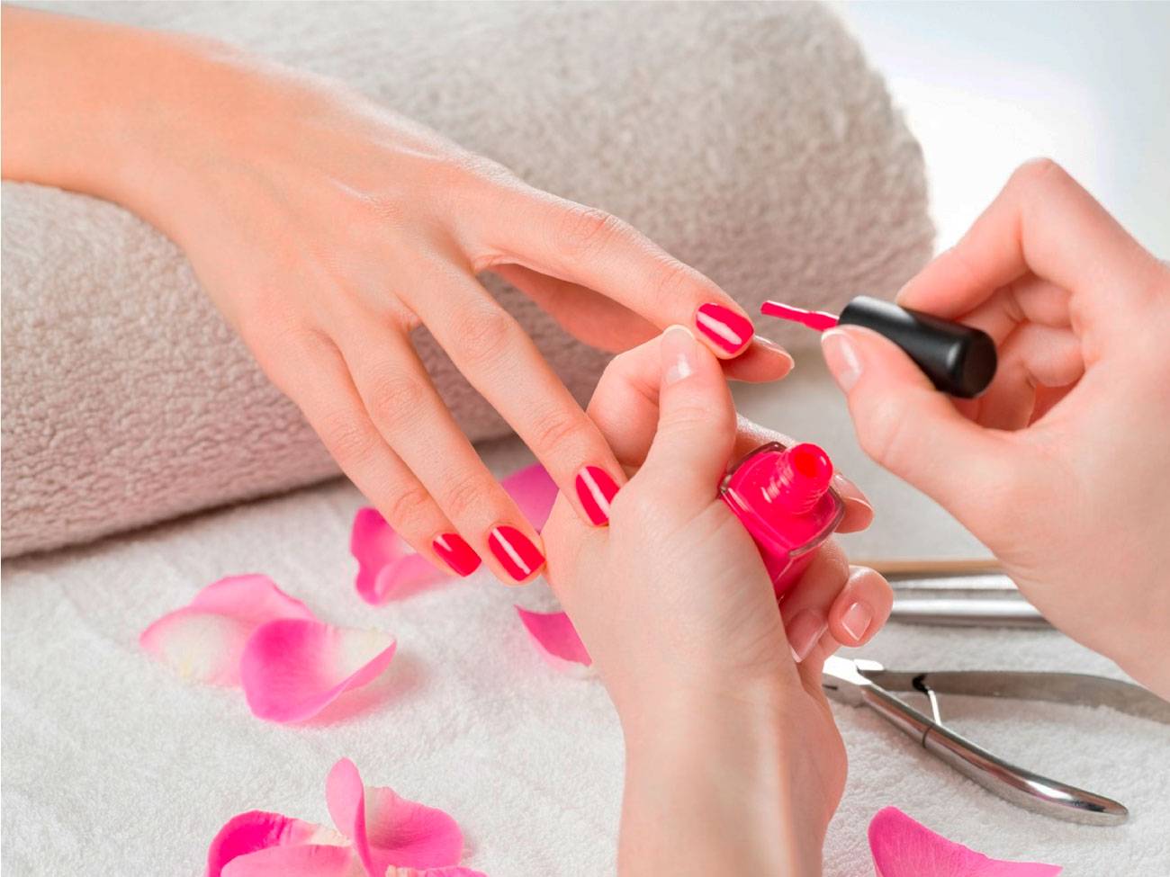Aplicação de esmalte durante manicure